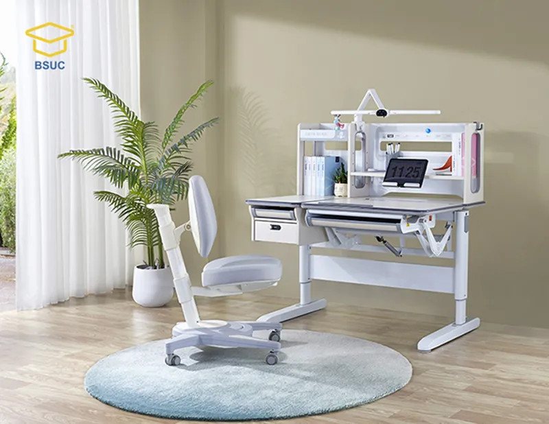 alt text: Bàn học thiết kế đẹp giúp bé có hứng thú học tập hơn