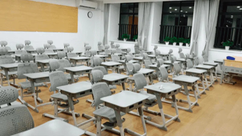 Alt text: Bố trí không gian lớp học với bàn ghế học sinh