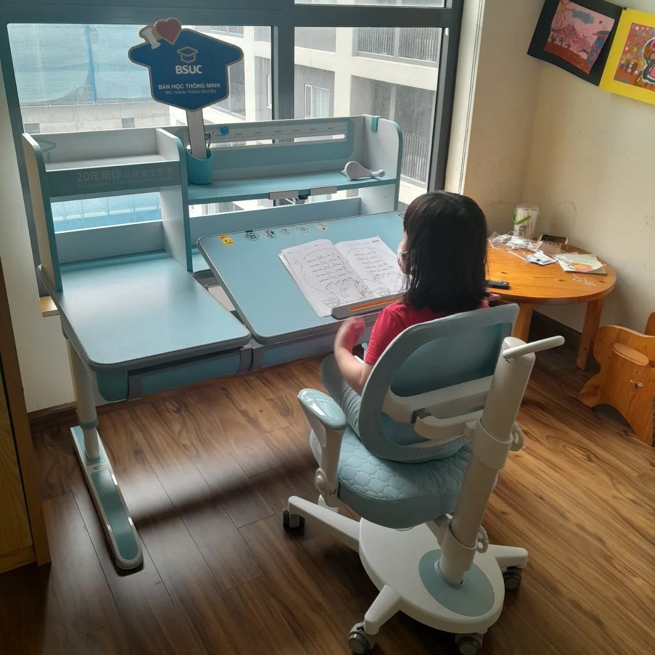 Bàn học thông minh có thể nâng hạ được chiều cao giúp bé có tư thế ngồi đúng và thoải mái theo từng giai đoạn phát triển