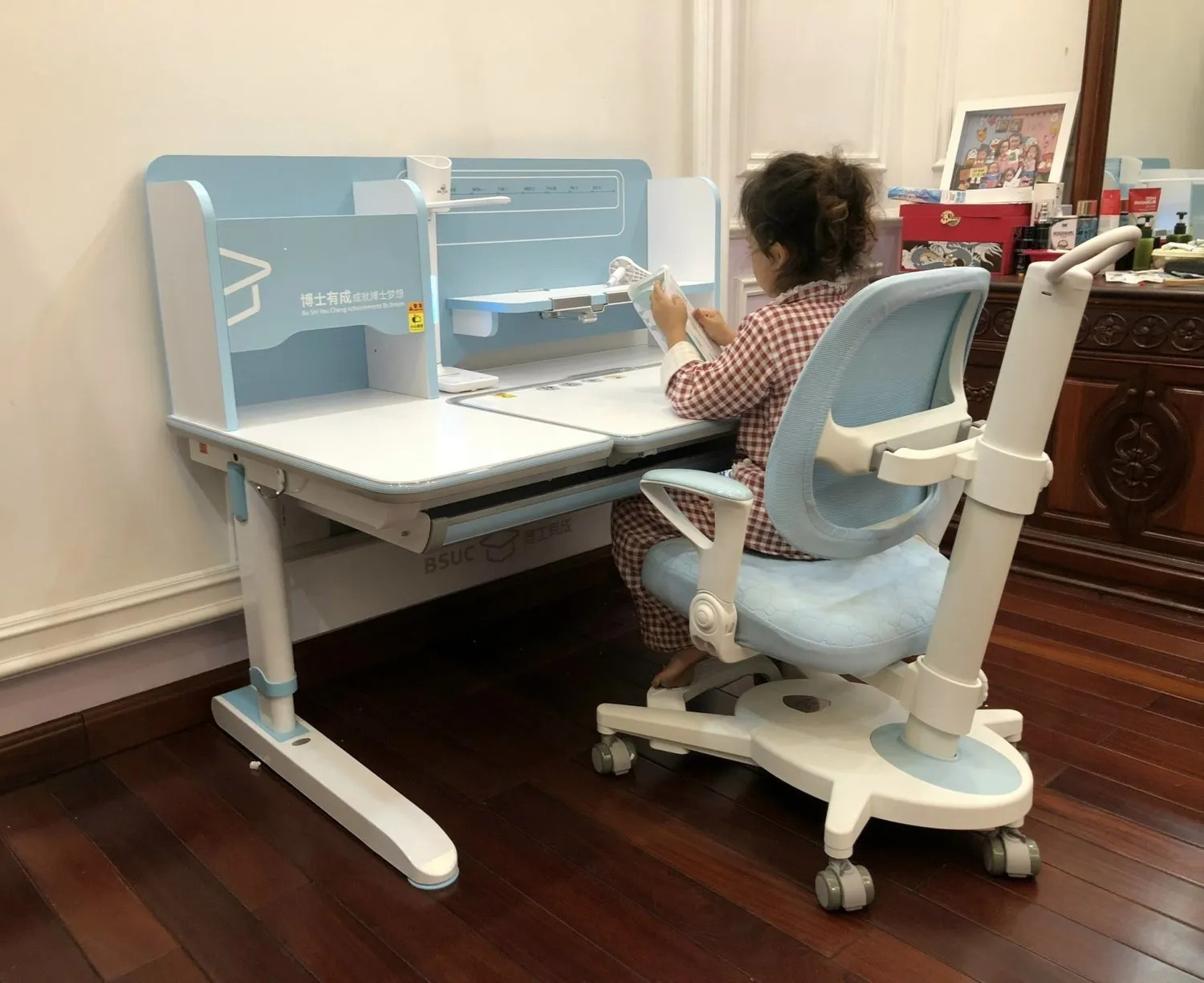 Những tác dụng của bàn học thông minh đối với sức khỏe của trẻ em