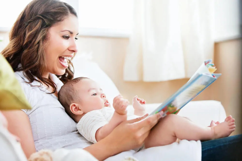 Bé đọc sách cùng mẹ