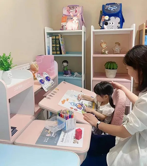 Bàn học chống gù cho bé có an toàn không? Những điều phụ huynh cần biết