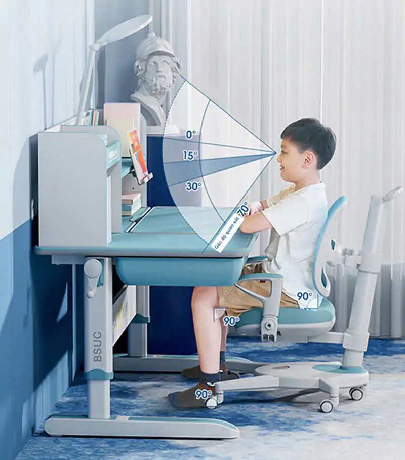 Bé ngồi học đúng tư thế trên bàn học chống gù