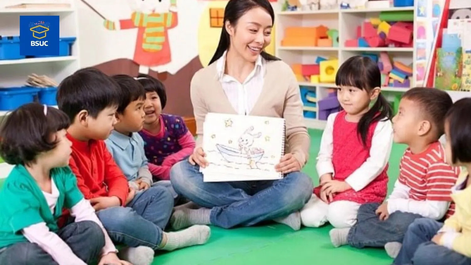 Hình ảnh giáo viên mầm non đang dạy trẻ