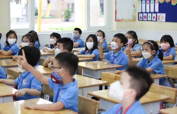 Hình ảnh minh họa số lượng trẻ em đến trường tại Hà Giang ngày càng tăng, kéo theo nhu cầu sử dụng bàn học thông minh cũng tăng theo.