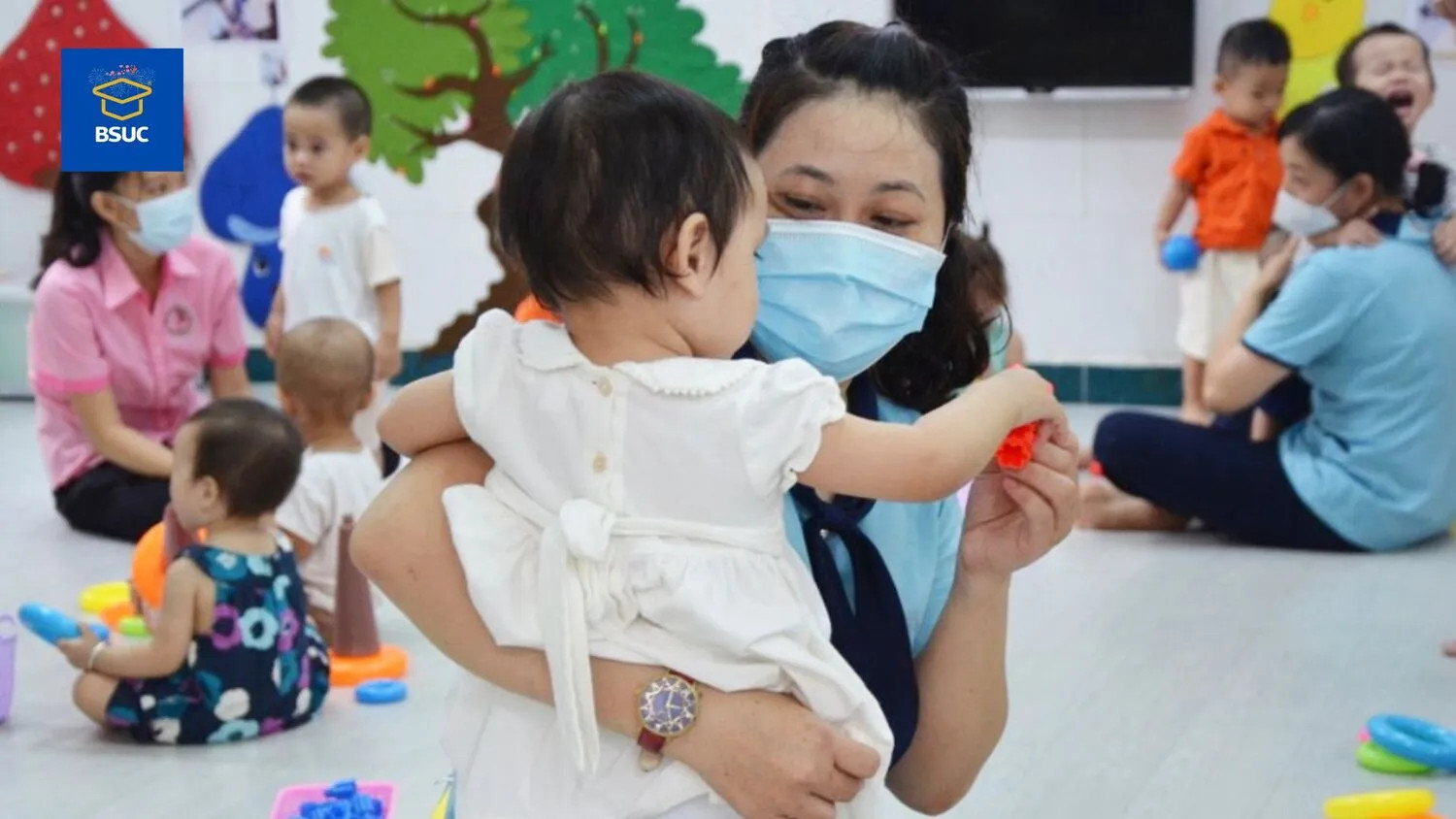 Hình ảnh phụ huynh đưa đón con tại trường mầm non