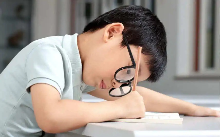 Khoảng cách ngồi học không đúng gây cận thị