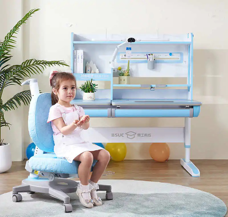 Lựa chọn những bộ bàn học có tích hợp giá sách giúp tiết kiệm không gian hơn