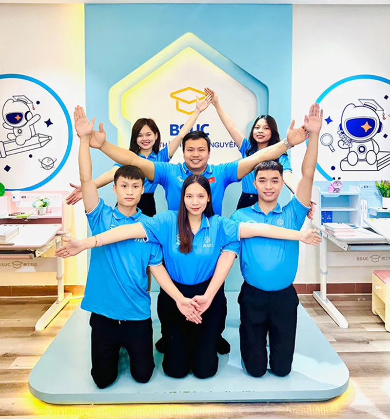 Showroom bàn học chống gù cho bé BSUC