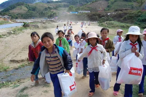 Số lượng học sinh đi học tại Tây Nguyên ngày càng tăng kéo theo nhu cầu sử dụng bàn học thông minh ngày càng tăng